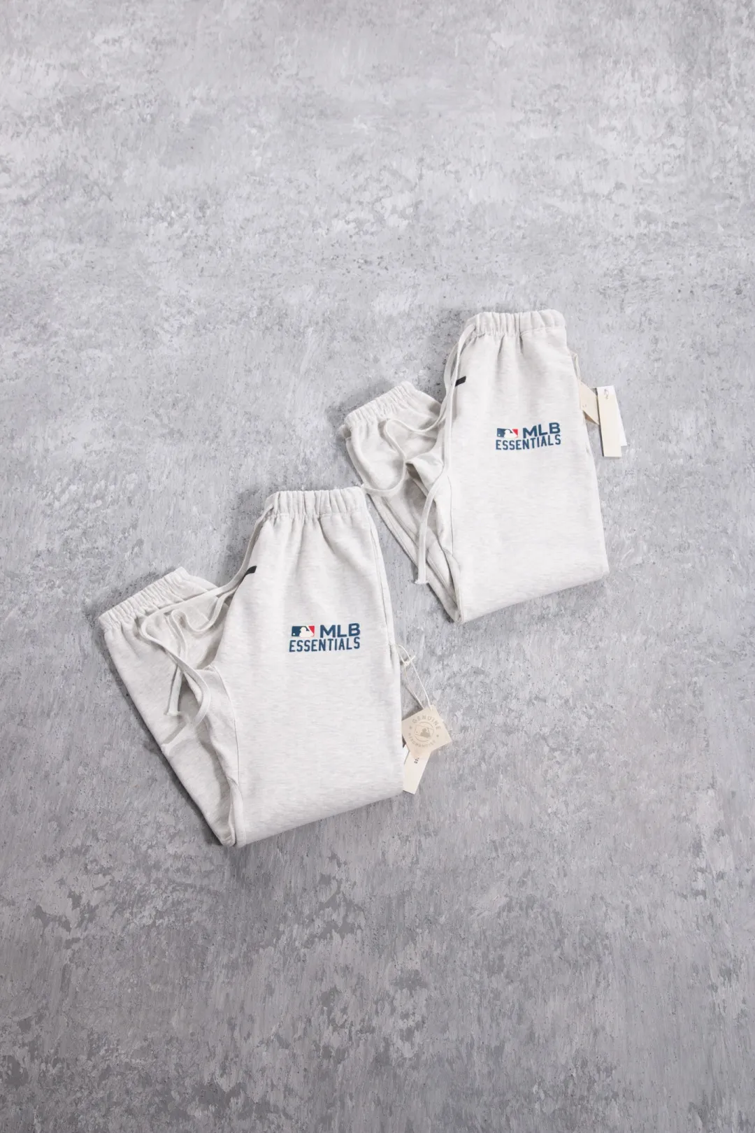 135 ESSENTIALS joint MLB pants Order number: 3396 Color: Gray MLB joint fog joint monogram sweatpants Fabric: Mainly made of pure cotton terry cloth with velvet inside, soft and thick to the touch, excellent warmth retention Technology: Cut with leggings sweatpants, with neat hem design, elastic band and drawstring at the waist MLB Logo on the thigh is offset printing process Details: All accessories are customized The level of precision can be compared with the domestic cross-border dedicated Size table: S (waist 33, trouser length 101, hip 53.5, foot 19) M (waist 35, trouser length 103, hip 55.5, foot 20) L (waist 37, trouser length 105, hip 57.5, foot 21) XL (waist 39, trouser length 107, hip 59.5, foot 22) Recommendations 172cm and below, 80-140kg S 172-177cm, 140-160kg M 177-182cm, 160-180kg L 182-187cm, 180kg XL